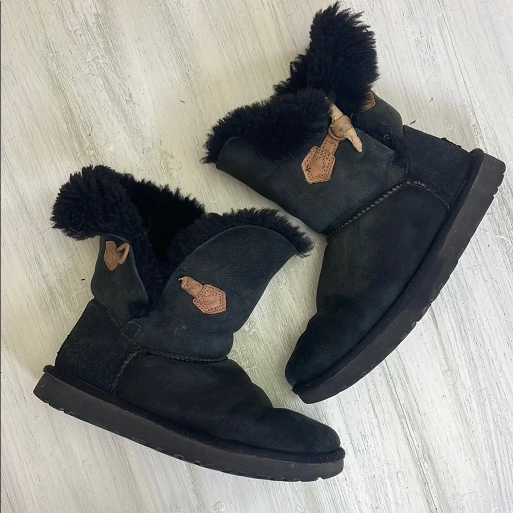 💚5/$25💚 UGG Women's Black Shearling Boots Sz 7